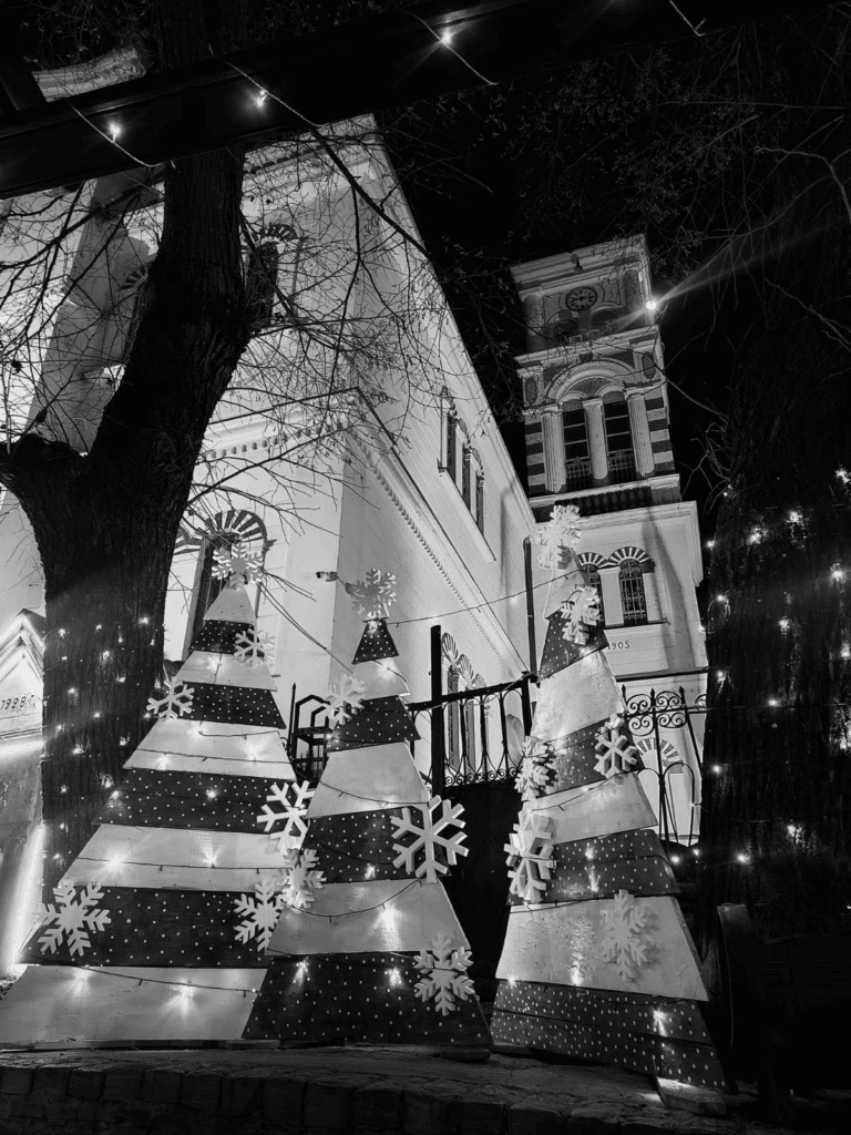 Започна магијата: „Празничен шепот на крушевската чаршија“ ги отвори портите за посетителите