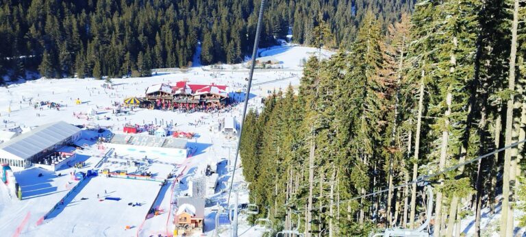 Банско: Зимска бајка под падините на Пирин која вреди да се доживее