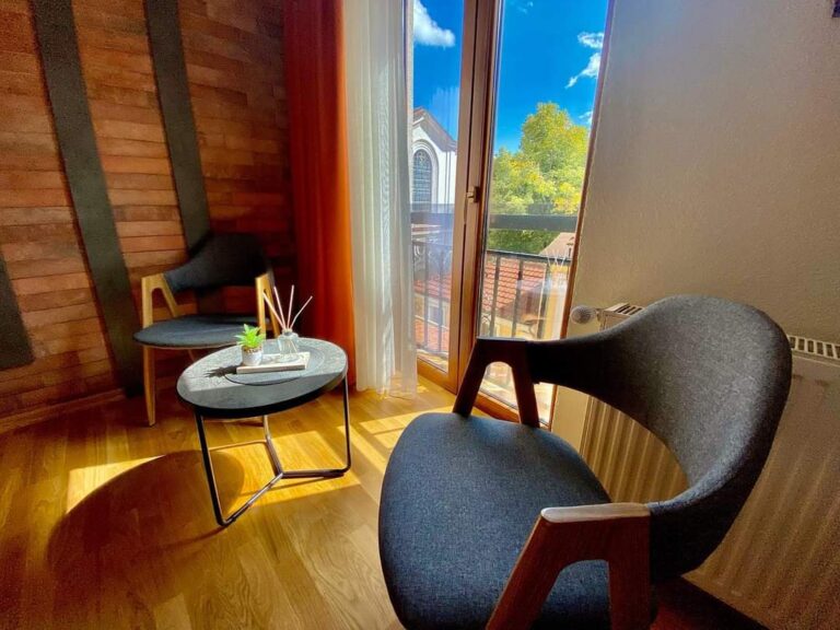 Како вашиот мобилен телефон да ги „наполни“ вашите апартмани и ресторани: 5 трикови за врвни фотографии