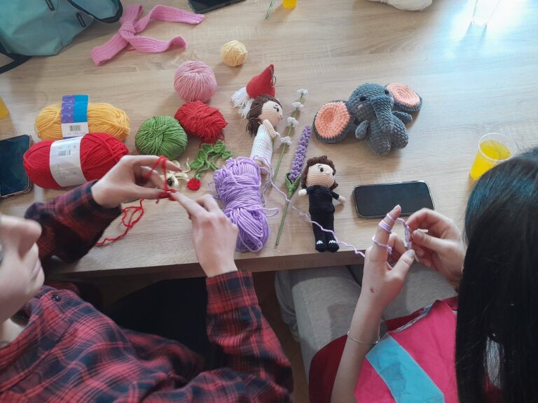 Креативност на дело: Младите демирхисарци изработија уникатни плетени играчки за претстојниот Велигденски базар