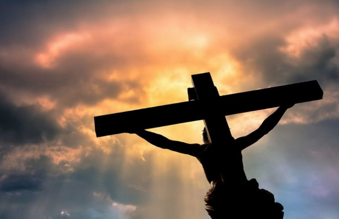 Велики Петок: Обичаи, значење и зошто денес се изнесува Плаштеницата